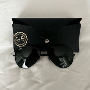 Black Aviator Ray Ban sunglasses